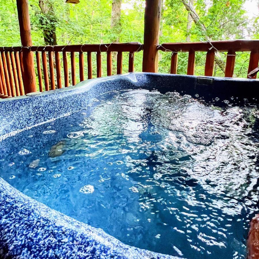 Mountain Joy -Private Treehouse Style Cabin That Sleeps 4-Free Tickets Гатлинбург Экстерьер фото